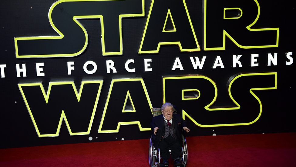 Kenny Baker at Star Wars premiere in 2015