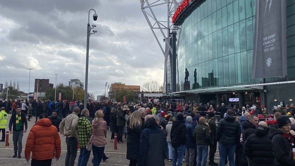 Crowds gather for Sir Bobby's funeral procession