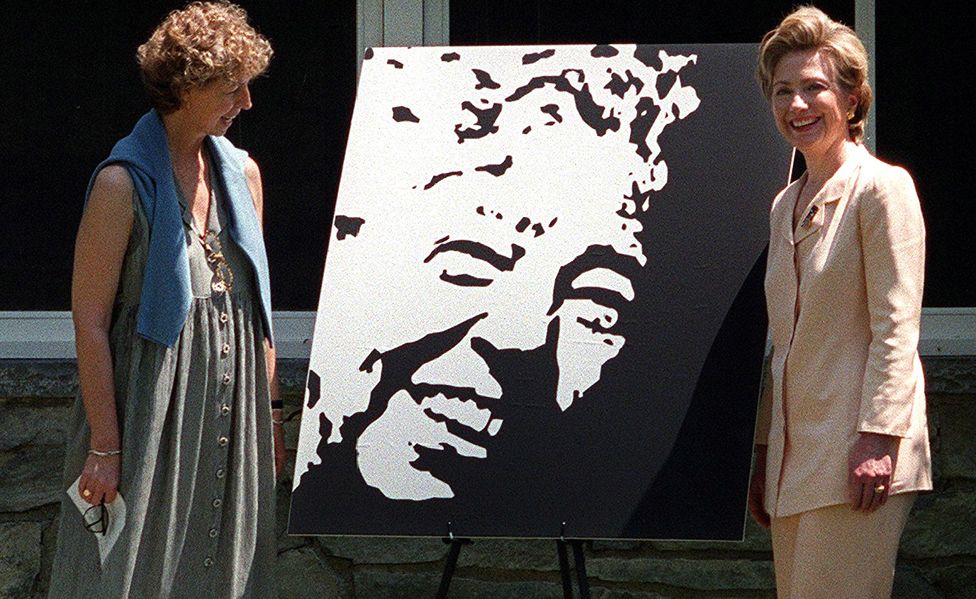 US First Lady Hillary Clinton (R) and Anne Roosevelt (L), granddaughter of late US First Lady Eleanor Roosevelt, unveil a portrait of Eleanor Roosevelt at Val-Kill in Hyde Park, New York 17 June 2000.
