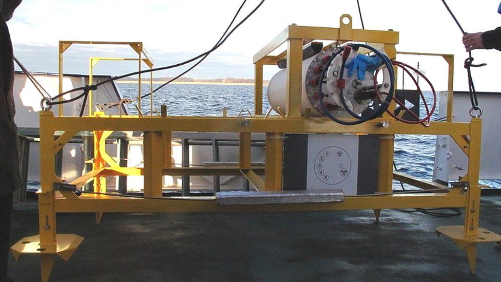 Power unit for ocean monitoring station