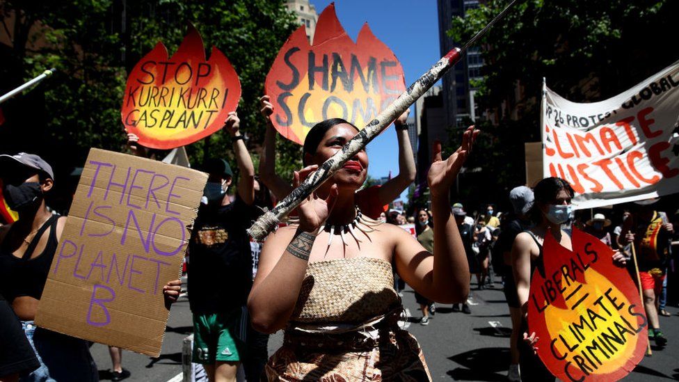 Климатические активисты во время марша протеста COP26 на улице Элизабет 6 ноября 2021 года в Сиднее, Австралия.