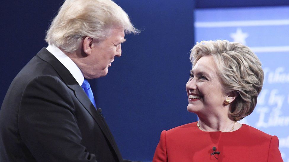 Der damalige republikanische Präsidentschaftskandidat Donald Trump und die demokratische Präsidentschaftskandidatin Hillary Clinton auf der Bühne bei der Debatte an der Hofstra University in Hempstead, New York am 26. September. 26, 2016.