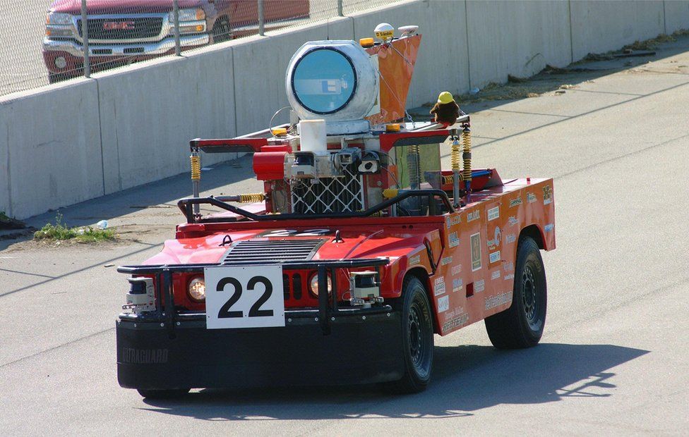 Автомобиль Carnegie Mellon "Red Team" участвует в гонках Darpa Grand Challenge 2004