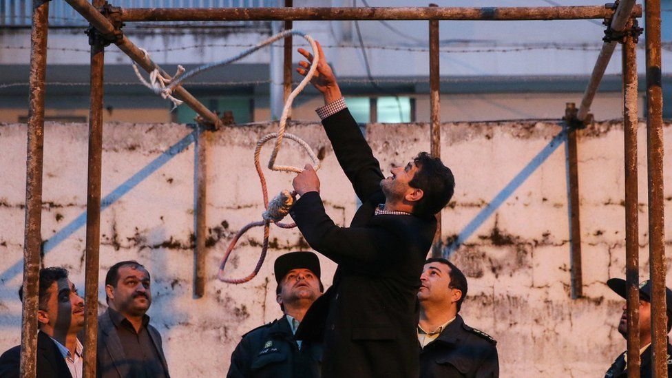 An Iranian official prepares a noose for the execution of a man convicted of murder in the city of Noor (15 April 2014)