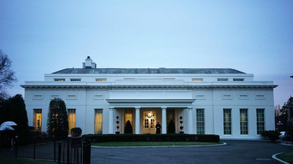 Một bức ảnh ngày 6 tháng 3 năm 2018 cho thấy Cánh phía Tây của Nhà Trắng vào lúc hoàng hôn ở Washington, DC.