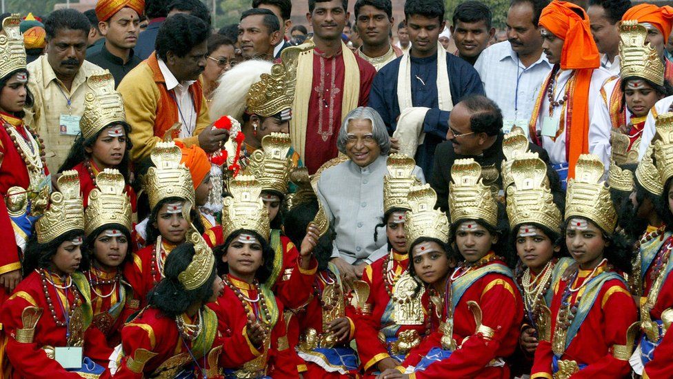 நிகழ்ச்சிக்கு பிற்கு குழந்தைகள் கலாமுடன் புகைப்படம் எடுத்துக்கொள்கின்றனர்.