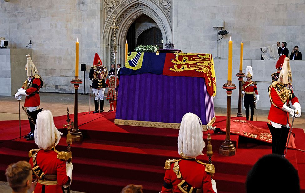 Гроб британской королевы Елизаветы прибывает в Вестминстер-холл из Букингемского дворца для ее прощания в Лондоне, Великобритания, 14 сентября 2022 года