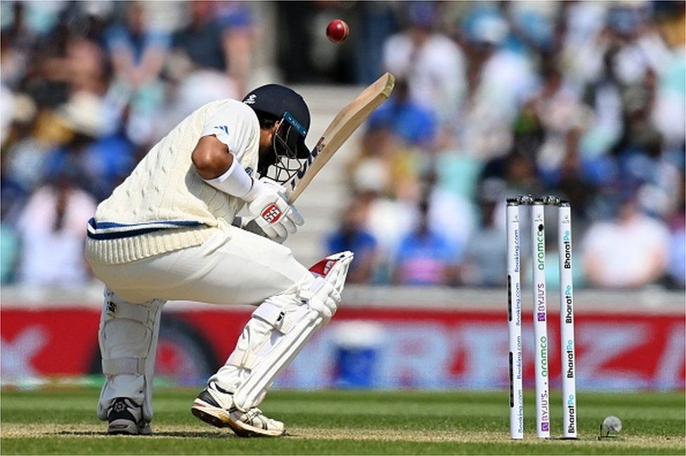 Шардул Такур из Индии уклоняется от короткого мяча, который подал австралиец Кэмерон Грин (не видно) во время игры в третий день финального матча чемпионата мира по крикету ICC между Австралией и Индией в клубе The Oval в Лондоне, 9 июня 2023 года.