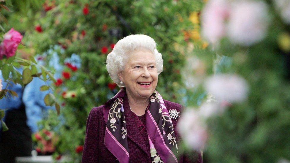 Королева Елизавета II на ежегодной выставке цветов в Челси в Лондоне в 2006 году