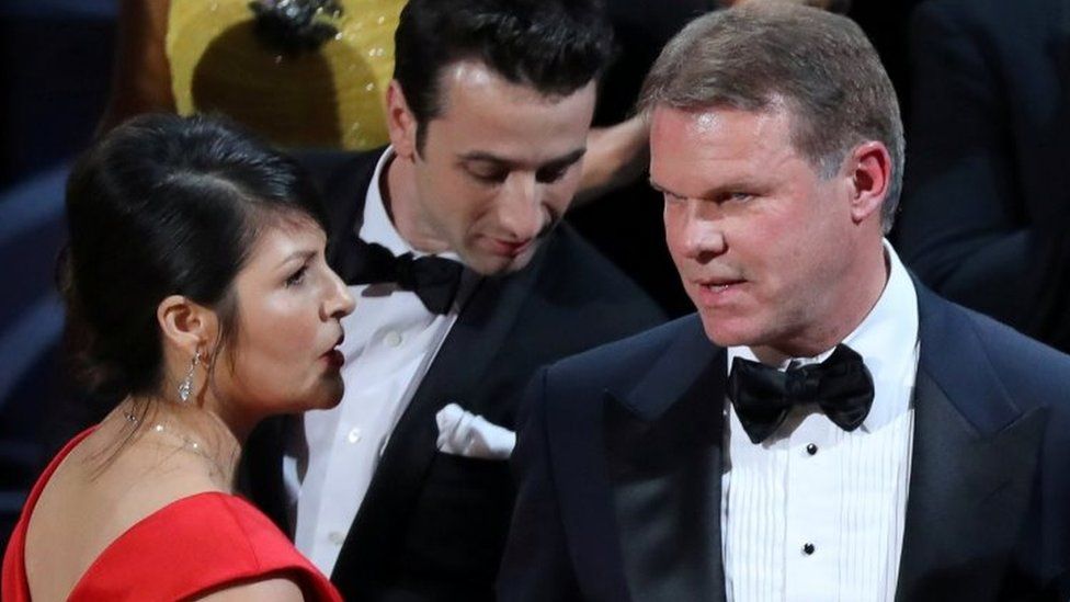 Martha Ruiz and Brian Cullinan confer on stage after the Best Picture was mistakenly awarded (26 February 2017)