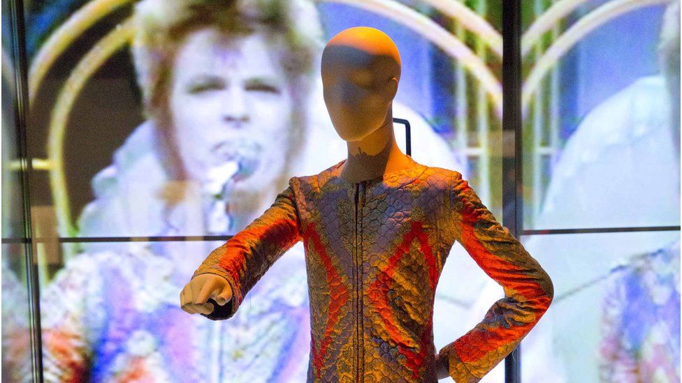 David Bowie exhibition breaks V&A record BBC News