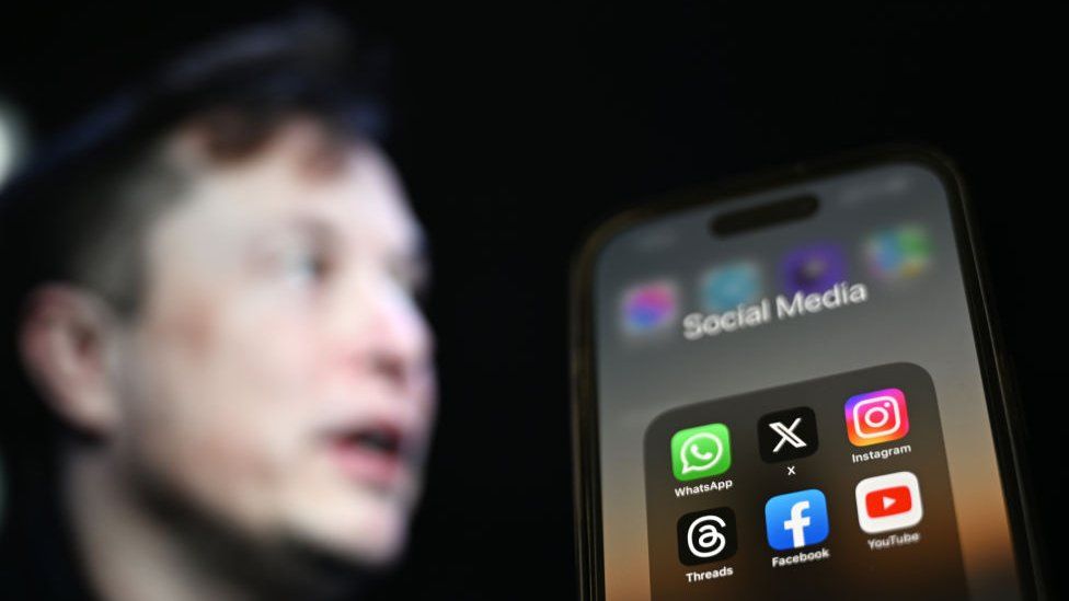 стоковое изображение Илона Маска и значков социальных сетей
