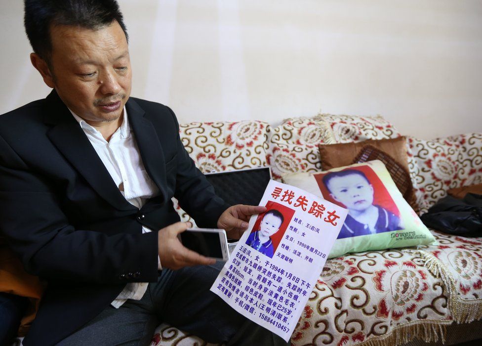 Picture of Wang Mingqing and a missing persons flier
