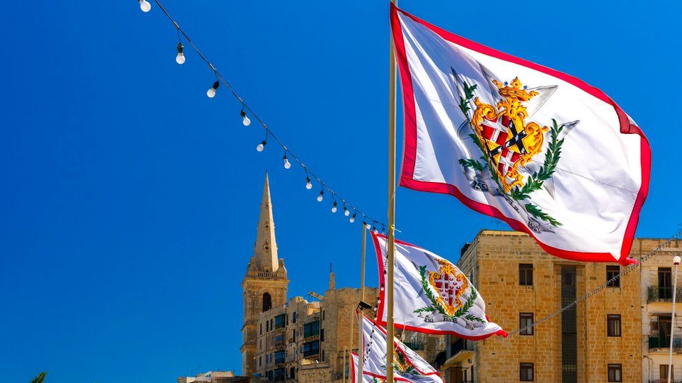 _104661503_malta2grandmasterflags _104661503_malta2grandmasterflags Орден госпитальеров был основан в 1099 году в Иерусалиме как римско-католическое рыцарское общество Мальта Мальта 104661503 malta2grandmasterflags