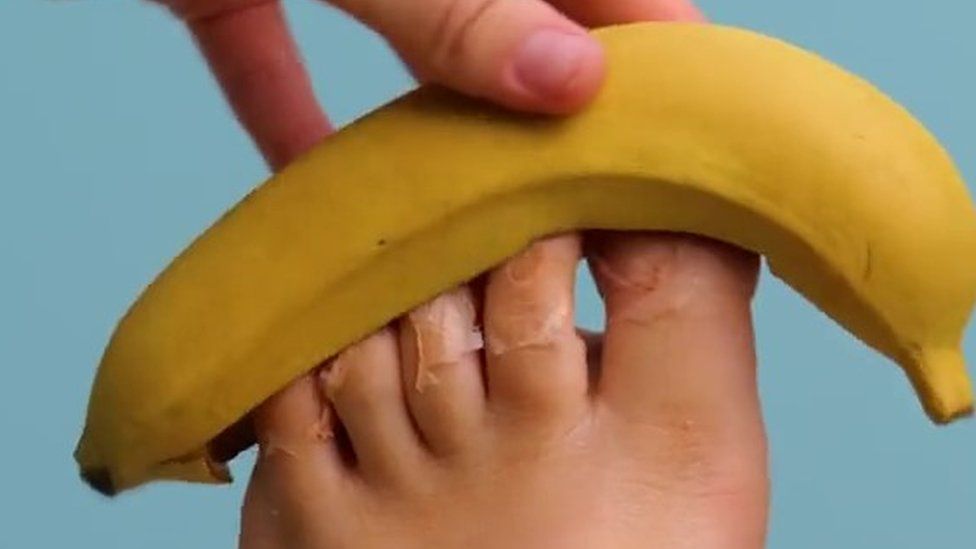 Банан на пальцах ног