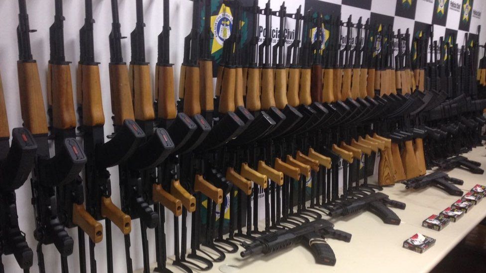 На снимке 2017 года показаны винтовки, перехваченные полицией Рио