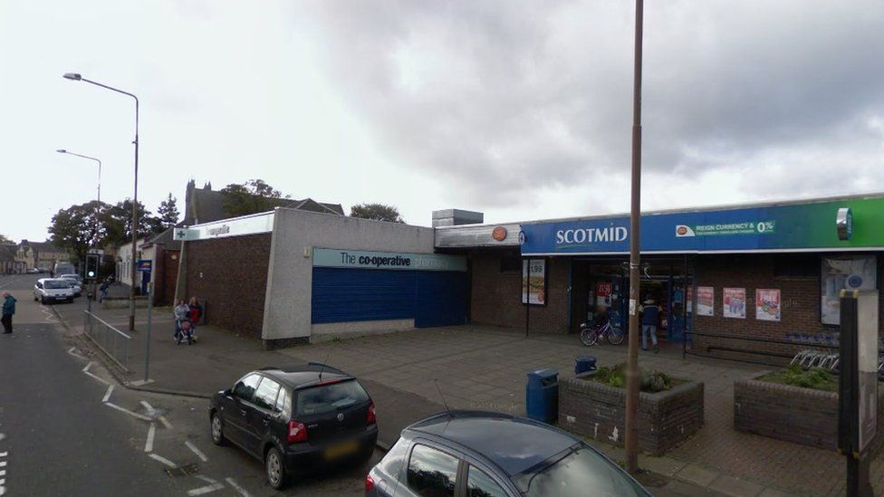 Man injured in 'unprovoked' attack by five men in Fauldhouse BBC News