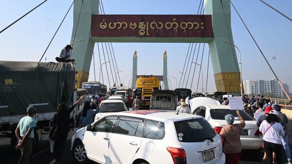 Протестующие блокируют мост своими автомобилями во время демонстрации против военного переворота