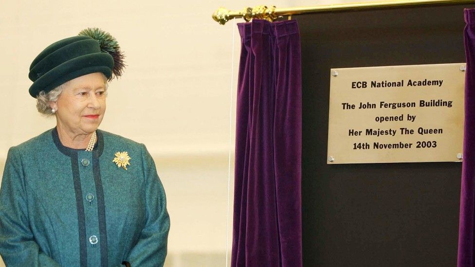 The Queen at plaque unveiling