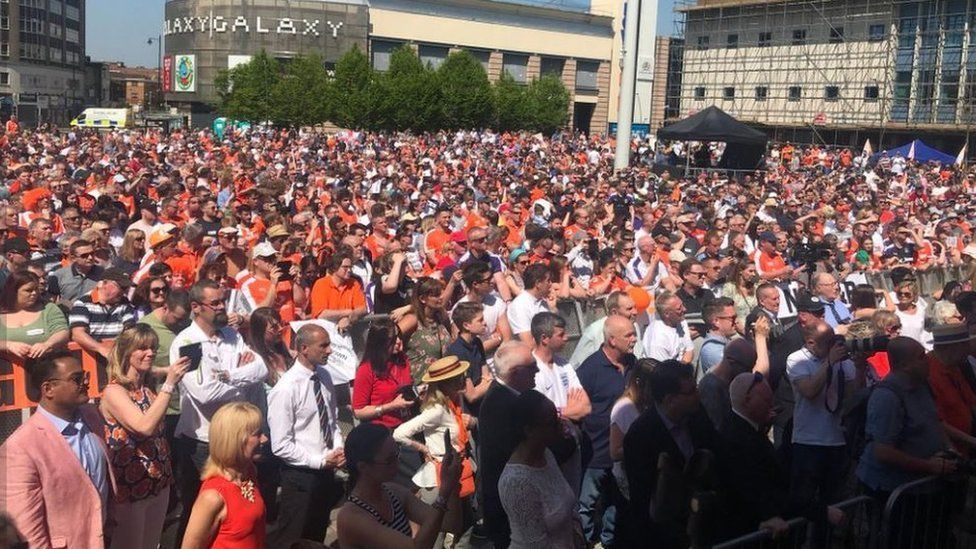 Luton Town promotion: Hatters hold open-top bus tour - BBC News