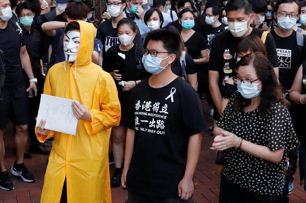 Гонконгский активист по прозвищу «Капитан Америка 2.0» Ма Чун-ман присутствует на бдении протестующего Марко Люн Линг-кита, который упал насмерть во время демонстрации возле торгового центра Pacific Place в Гонконге, Китай, 15 июня 2020 года.
