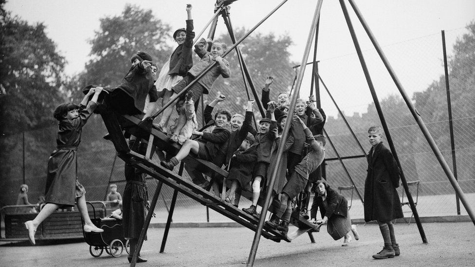 Playground in 1900 _107552603_swing