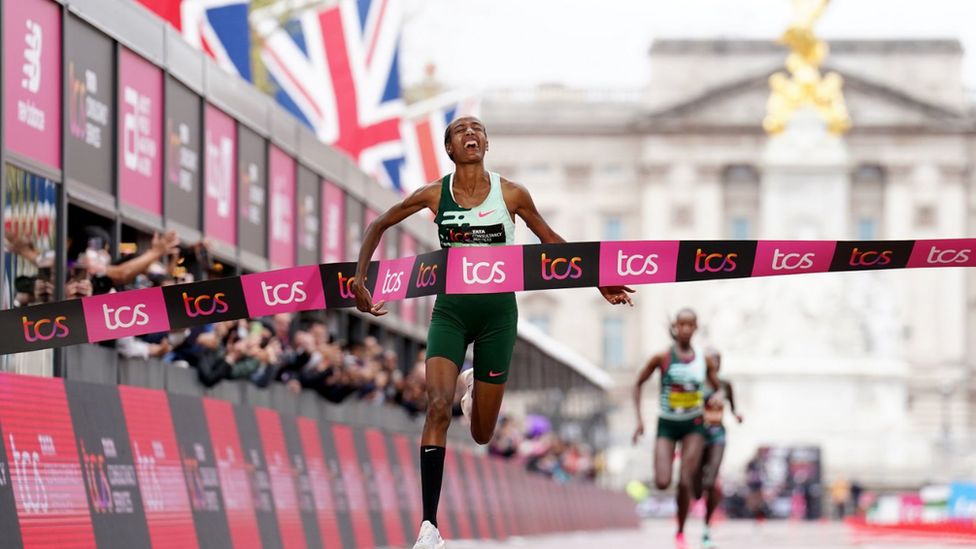 London Marathon: Winners and wacky costumes at this year's race - BBC ...