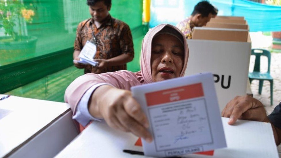 Women casts her vote in Indonesia