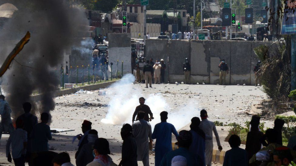 Los partidarios de Imran Khan se enfrentaron a la policía en Peshawar el 10 de mayo