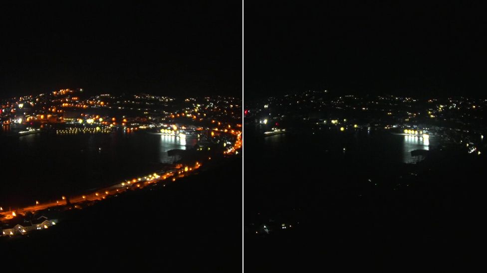 Simon's Town bei Nacht mit eingeschalteter Beleuchtung (L) und während eines Stromausfalls (R)