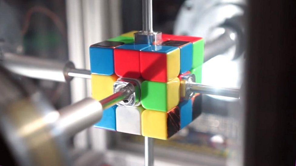 Rubik's robot puzzle in 0.38 - BBC