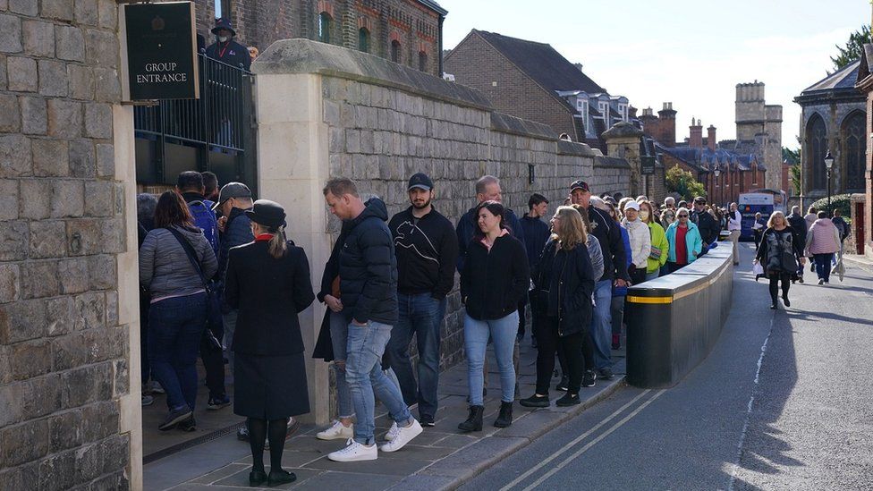 Hundreds queue outside Windsor Castle