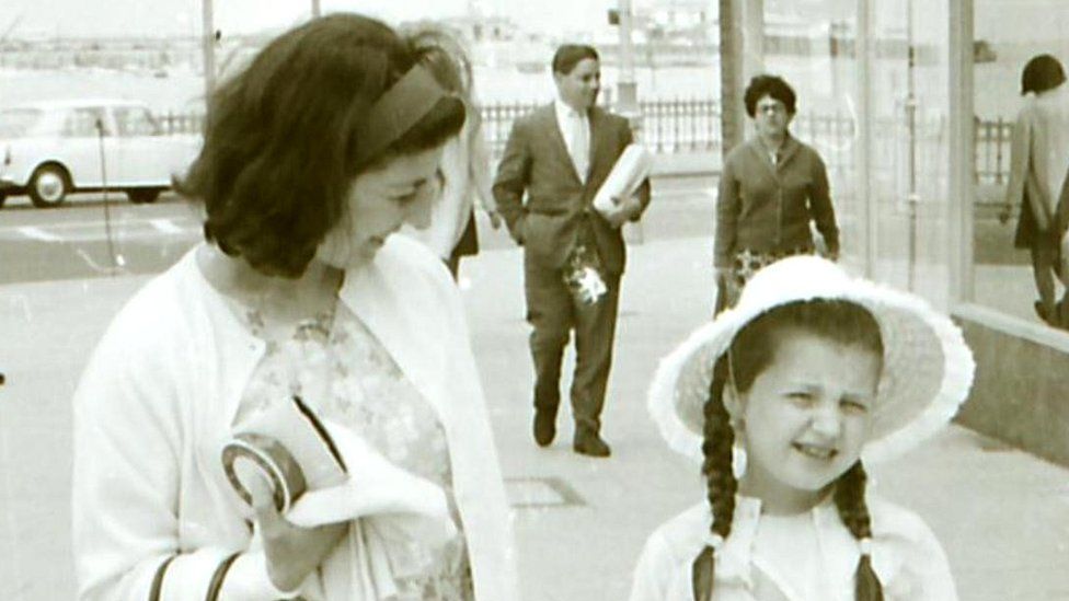 Glynis Rosser (a la derecha) con su madre en 1967