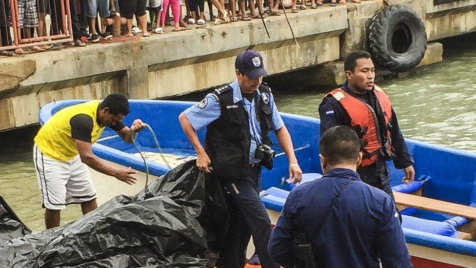 Britons 'OK' but 13 others die as Caribbean boat capsizes BBC News