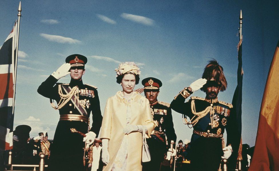 La reine Elizabeth et le prince Philip sont photographiés avec l'empereur Haile Selassie I d'Éthiopie à Addis-Abeba en 1965