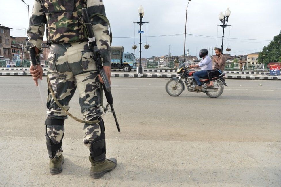 A security personnel stands guard on a street during a lockdown in Srinagar on August 11, 2019, after the Indian government stripped Jammu and Kashmir of its autonomy