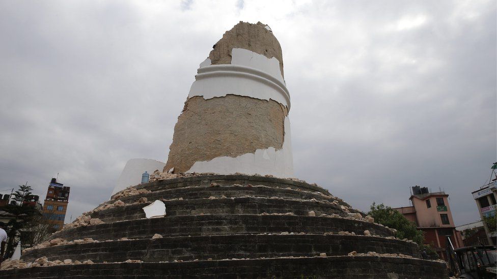 25 Nisan 2015'teki depremden sonra Katmandu'daki Dharahara Kulesi'nin kalıntıları