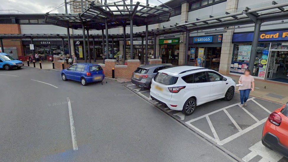 Leeds Armed robbers target Seacroft Green shopping centre jewellers