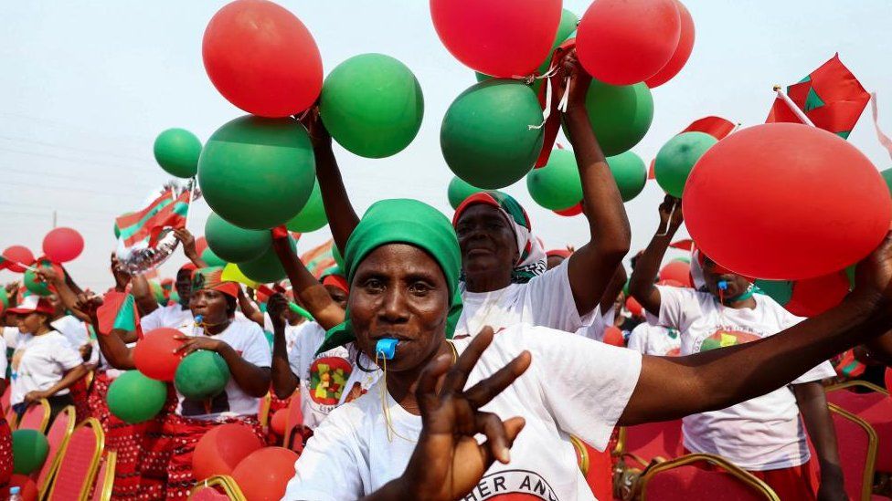 Сторонники основной оппозиционной партии Анголы «Унита» присутствуют на заключительном митинге партии в Казенге, недалеко от столицы Анголы Луанды, 22 августа