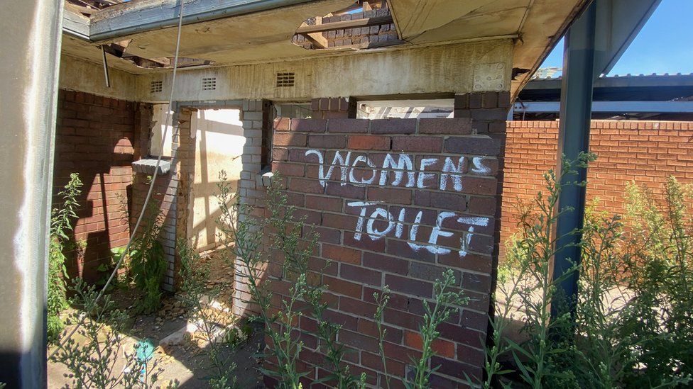Sign saying woman's toilet