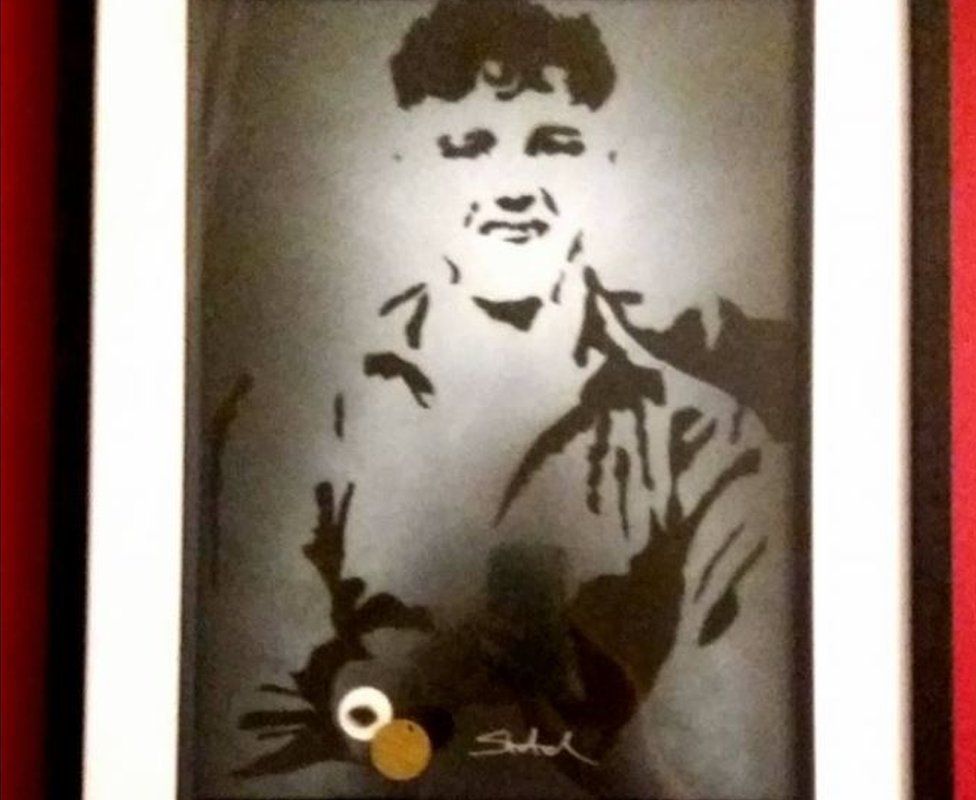 Artist Neil Richardson finds inspiration in pit's coal dust BBC News