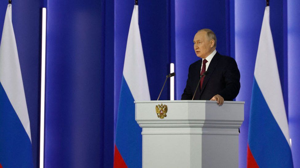 Il presidente russo Vladimir Putin pronuncia il suo discorso annuale sullo stato della nazione al centro conferenze Gostiny Dvor nel centro di Mosca il 21 febbraio 2023