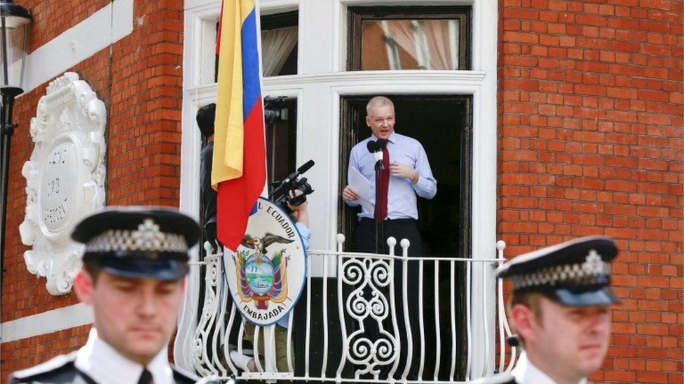 Julian Assange on embassy balcony in 2012