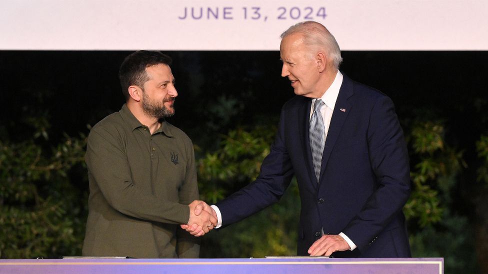 Volodymyr Zelensky and Joe Biden shaking hands