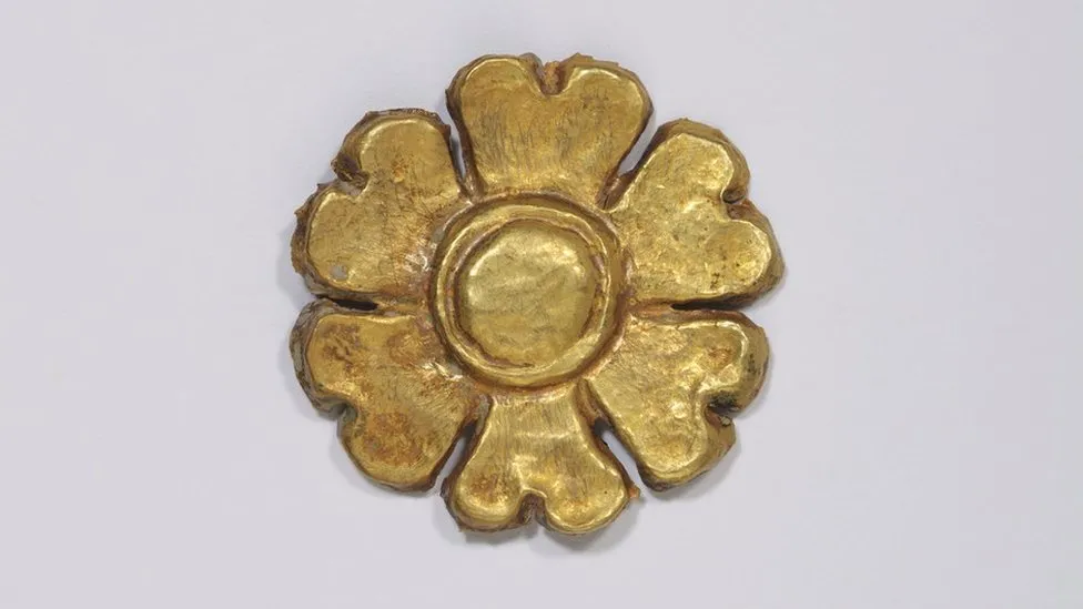 Cambodia: Angkorian crown jewellery handed over in London