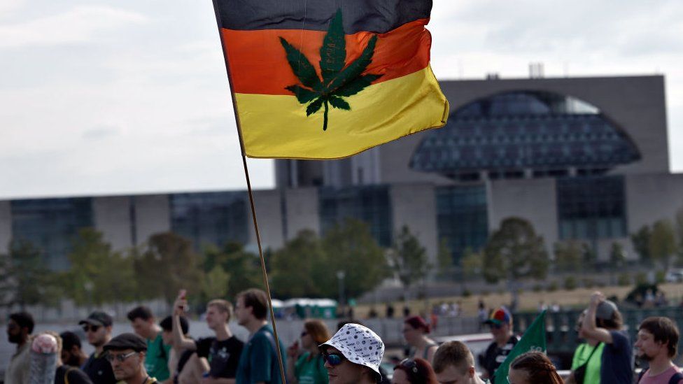 Демонстрация активистов за легализацию марихуаны на ежегодном параде конопли (Hanfparade) 13 августа 2022 года в Берлине, Германия