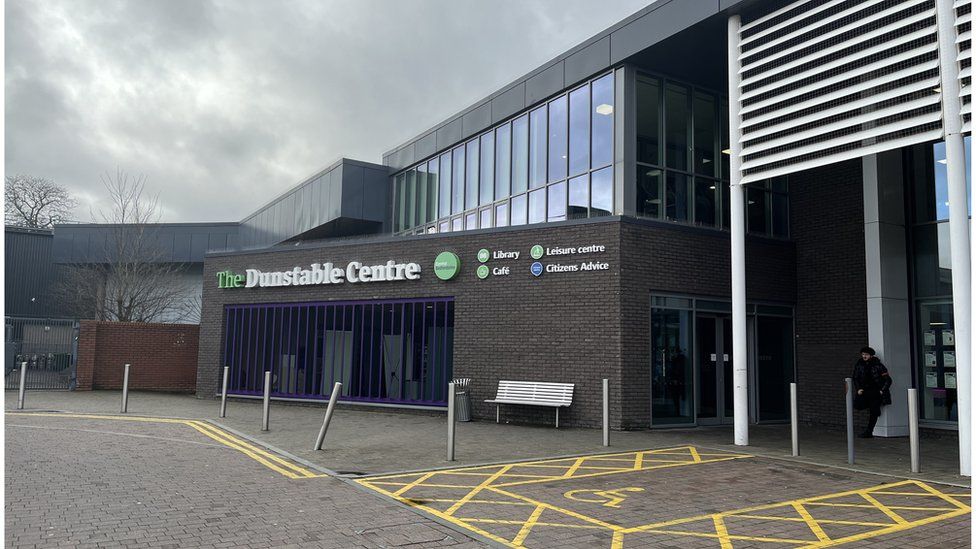 Dunstable 'green pool' closure a 'huge blow' to swimmers - BBC News