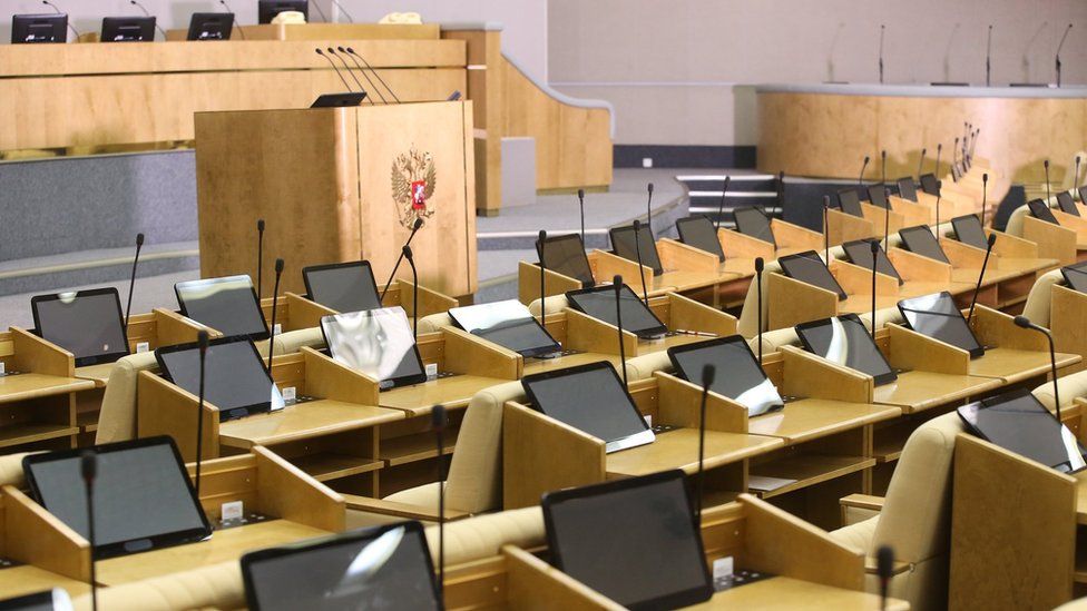 Дума в изгнании: уже восемь бывших депутатов покинули Россию