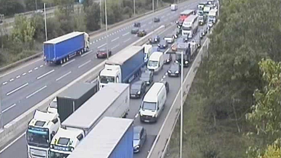 Man dies on M6 in Warwickshire forcing southbound closure BBC News