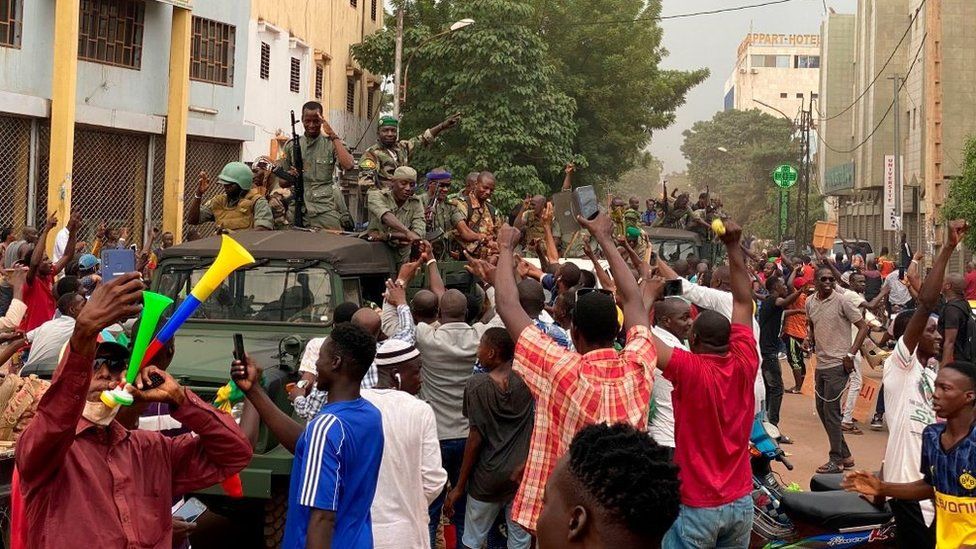 Malian soldiers are celebrated as they arrive at the Indipendence square in Bamako on August 18, 2020